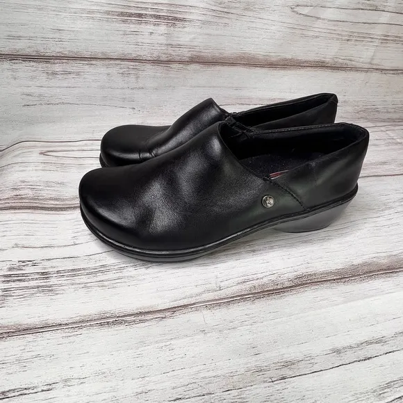 Klogs Black leather nursing shoes size 7.5 M‎