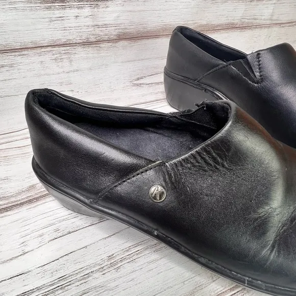 Klogs Black leather nursing shoes size 7.5 M‎