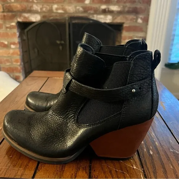 Korks Black Leather Ankle Boots - Size 8