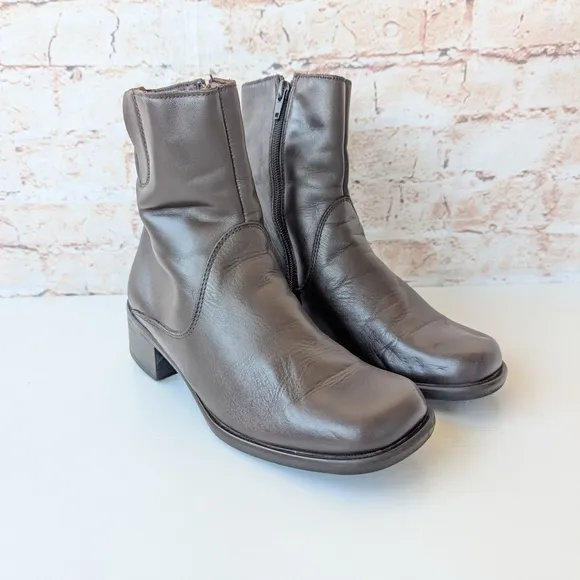 La CANADIENNE Brown Leather Boots with Square Toe