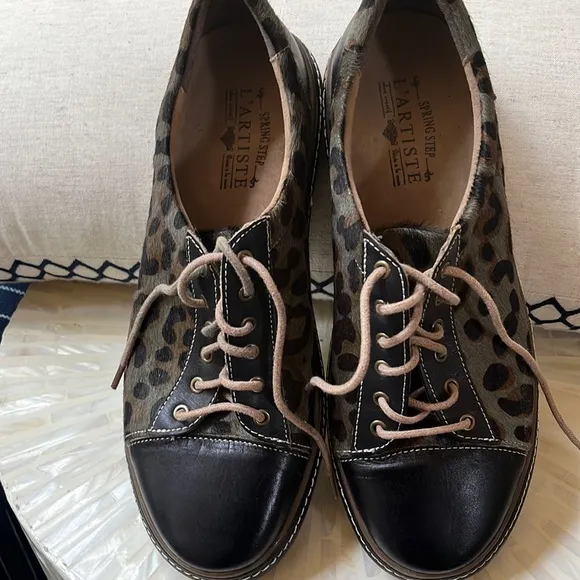 L’artiste Spring Step leopard lace up sneakers/shoes size 41 Euro/ 8 US