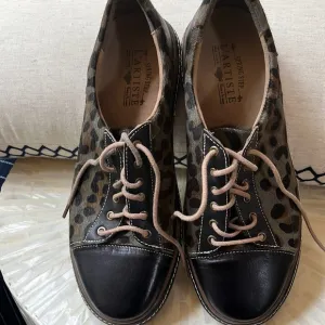 L’artiste Spring Step leopard lace up sneakers/shoes size 41 Euro/ 8 US