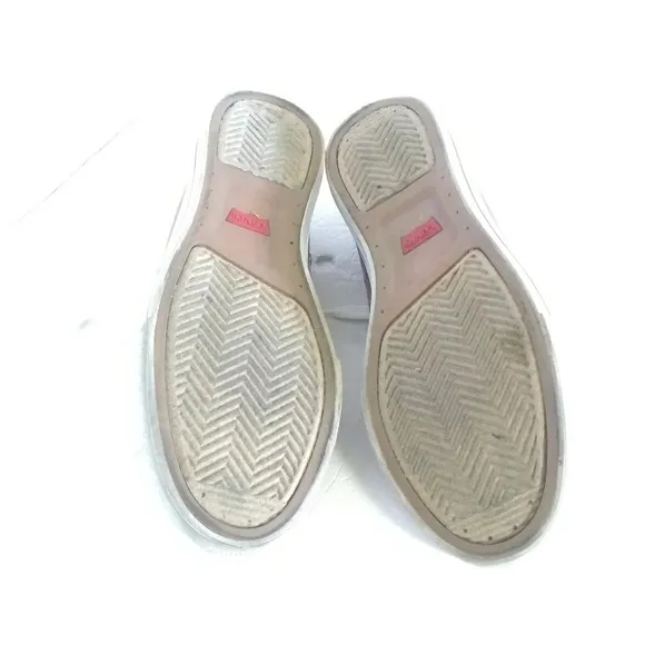 Levi's Gray Canvas Casual Sneakers.