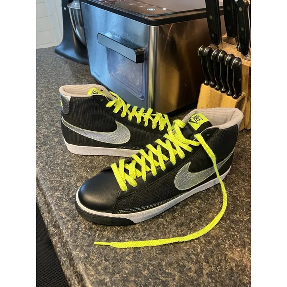 Like New Nike Blazer Mid 318642-002 Black/Metallic Silver