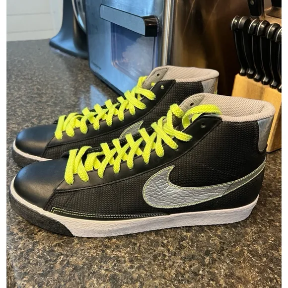 Like New Nike Blazer Mid 318642-002 Black/Metallic Silver