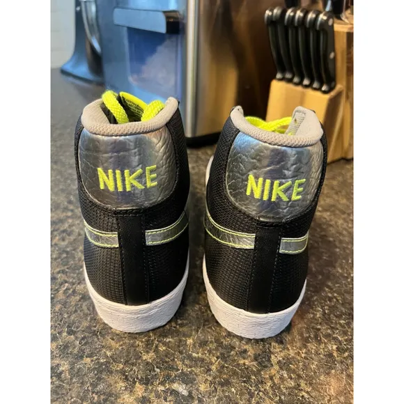 Like New Nike Blazer Mid 318642-002 Black/Metallic Silver