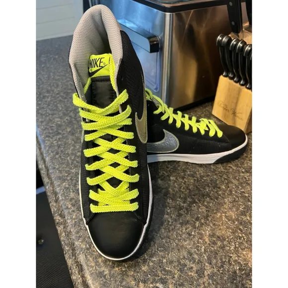 Like New Nike Blazer Mid 318642-002 Black/Metallic Silver