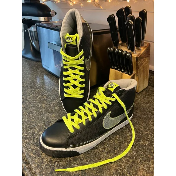 Like New Nike Blazer Mid 318642-002 Black/Metallic Silver