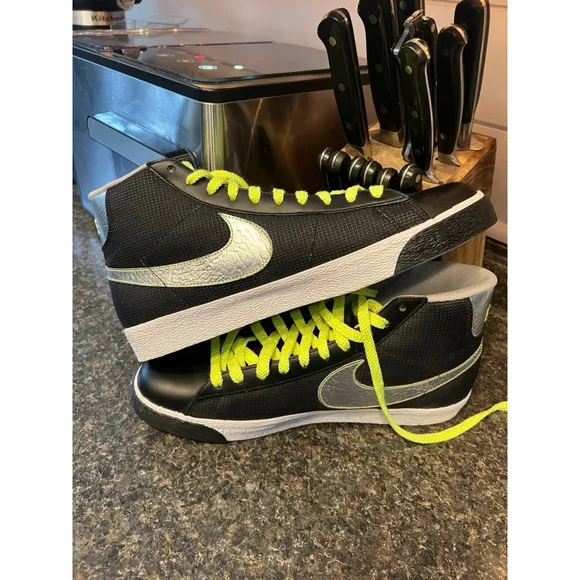 Like New Nike Blazer Mid 318642-002 Black/Metallic Silver