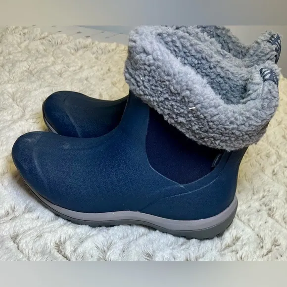 L.L. Bean Wellie Waterproof Insulated Rain Boots with Fleece Trim in Navy Blue