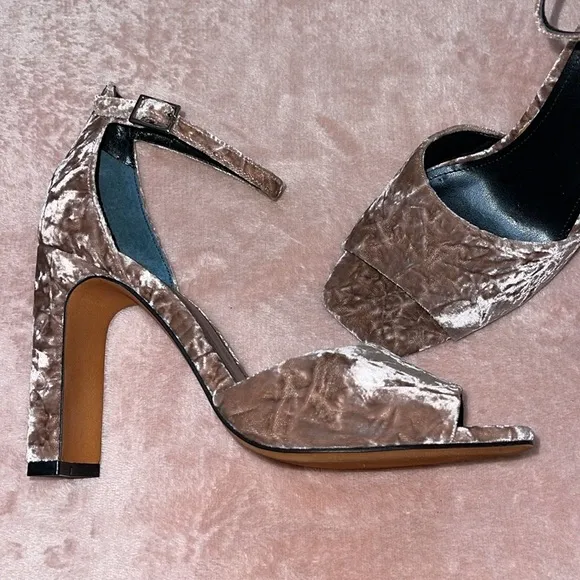 Marc Fisher Harlin Light Pink Crushed Velvet Ankle Strap Sandals Size 8.5M