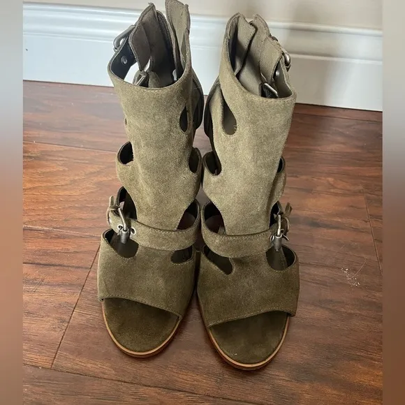 Marc Fisher Olive Green Suede Women's Heeled Sandals Gladiator buckles Size 8