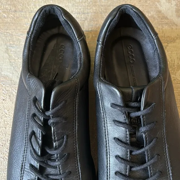 Men’s Ecco Sz 41 low top black casual sneakers sports casual lace up shoes