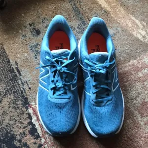 Mens size 11.5D NEW BALANCE FRESH FOAM X 880V12 running shoes
