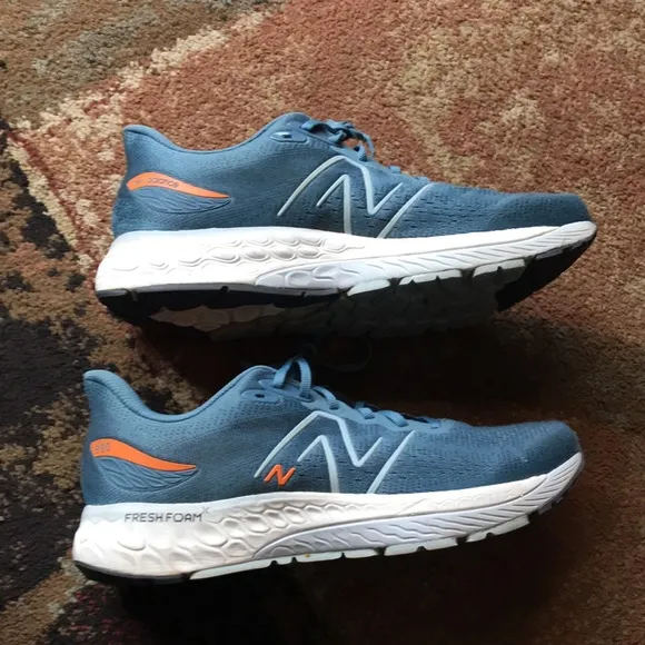Mens size 11.5D NEW BALANCE FRESH FOAM X 880V12 running shoes