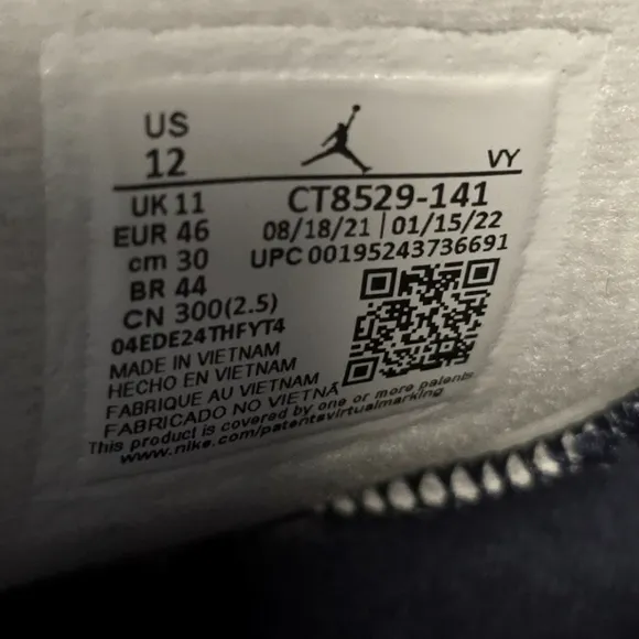Midnight NAVY AIR JORDAN 6 ( GREAT CONDITION)