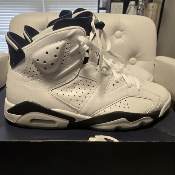 Midnight NAVY AIR JORDAN 6 ( GREAT CONDITION)
