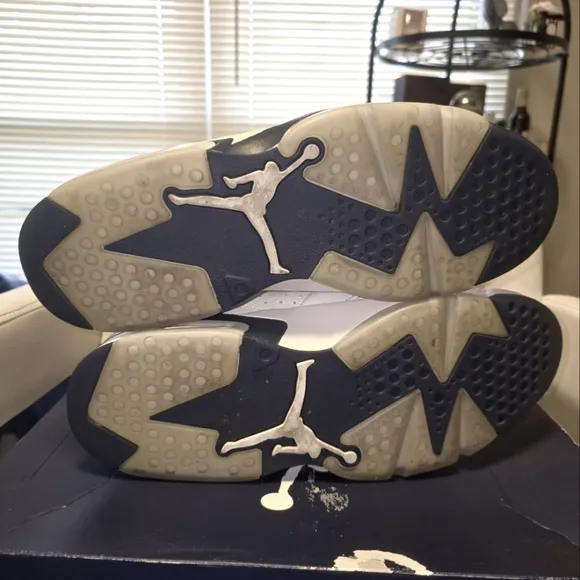 Midnight NAVY AIR JORDAN 6 ( GREAT CONDITION)