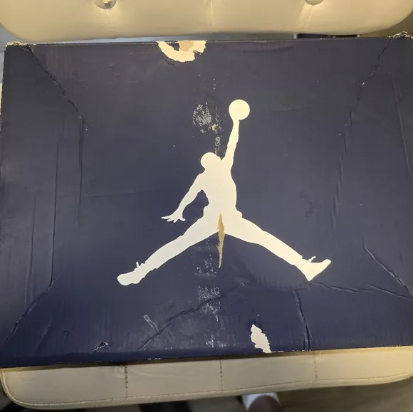 Midnight NAVY AIR JORDAN 6 ( GREAT CONDITION)