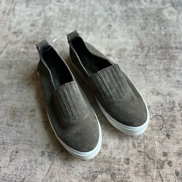 Minnetonka Women’s Gabi-Slip On Sneakers (3191)