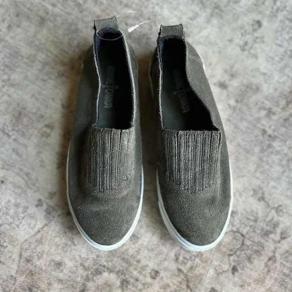 Minnetonka Women’s Gabi-Slip On Sneakers (3191)