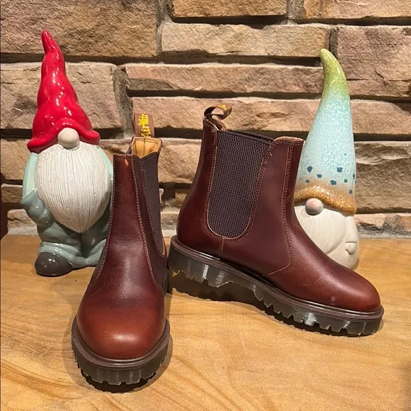 MOVING SALE: Vintage NWT’s Dr. Martens Chelsea Boots 🥾!