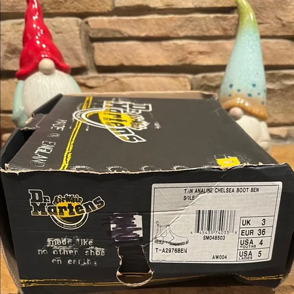 MOVING SALE: Vintage NWT’s Dr. Martens Chelsea Boots 🥾!