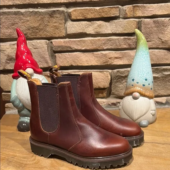 MOVING SALE: Vintage NWT’s Dr. Martens Chelsea Boots 🥾!