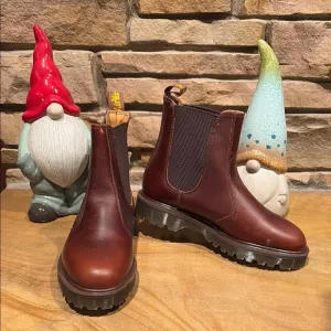 MOVING SALE: Vintage NWT’s Dr. Martens Chelsea Boots 🥾!