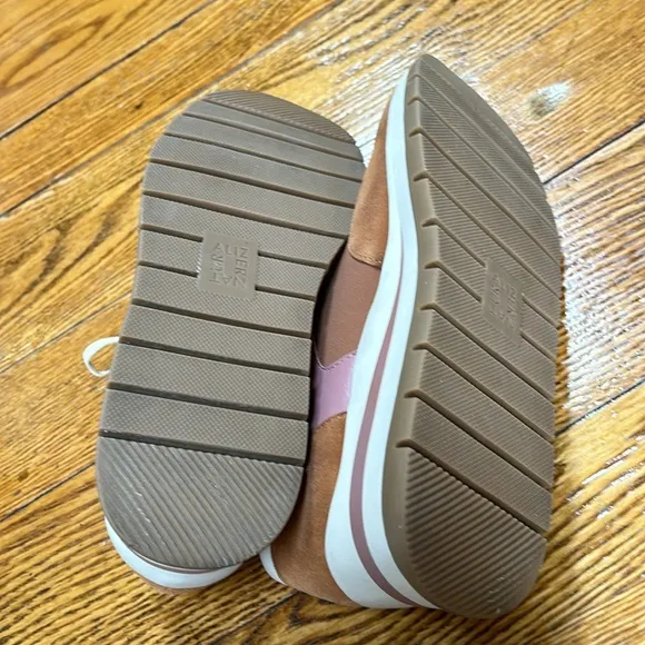 Naturalizer Remy Stretch style slip on sneaker. Suede and neoprene. Size 10.