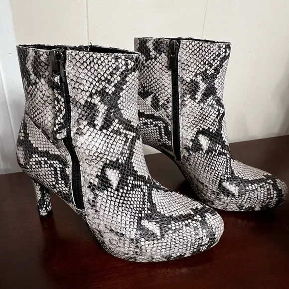 Naturalizer Women Tiana Ankle Boots leather upper alabaster snake EUC worn once