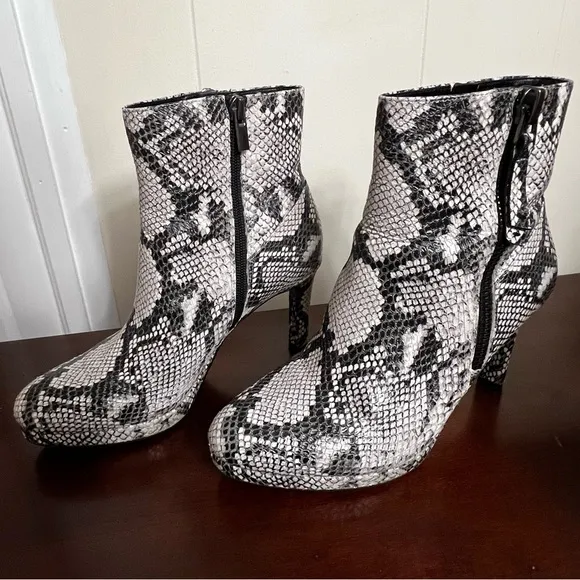Naturalizer Women Tiana Ankle Boots leather upper alabaster snake EUC worn once