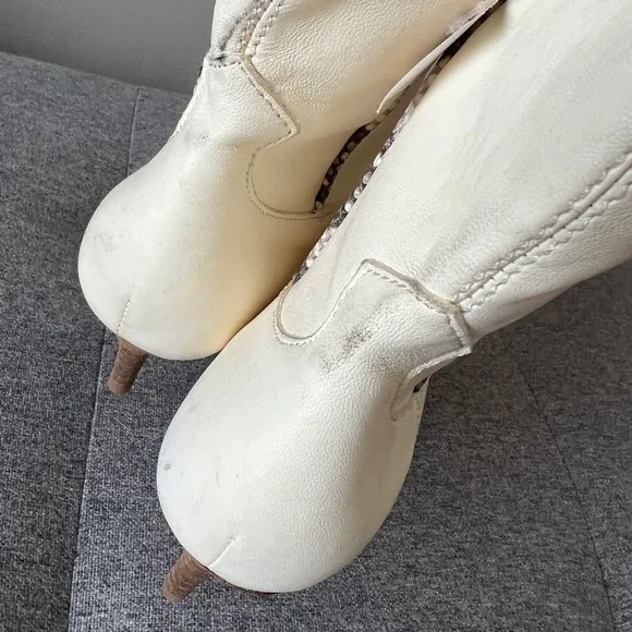 Never worn Dolce Vita Reece boots pointy kitten heel 6
