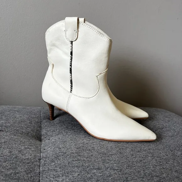 Never worn Dolce Vita Reece boots pointy kitten heel 6