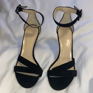 Never worn NWOT Italian-made Banana Republic 3” heels sandals, black suede sz 9