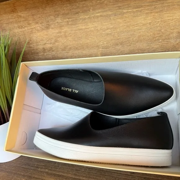 NEW ($159.00) Designer ALL BLACK Brand Side Scoop Slip On Sneakers