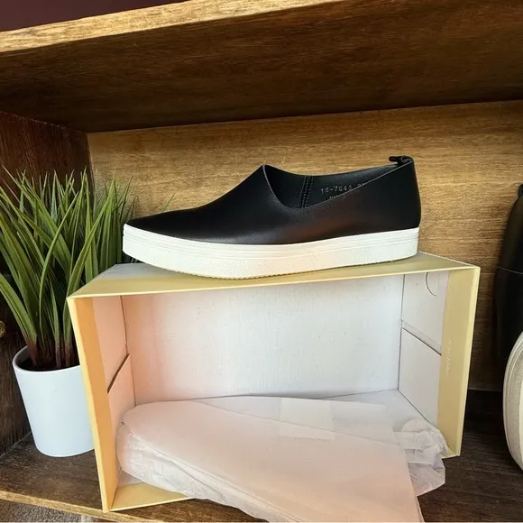 NEW ($159.00) Designer ALL BLACK Brand Side Scoop Slip On Sneakers