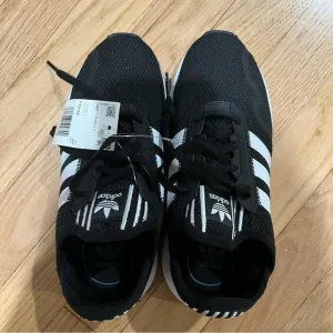 New adidas kids swift run sneakers