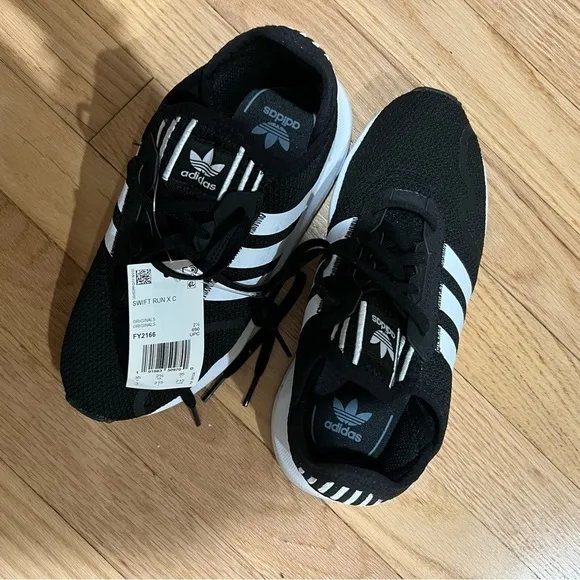 New adidas kids swift run sneakers