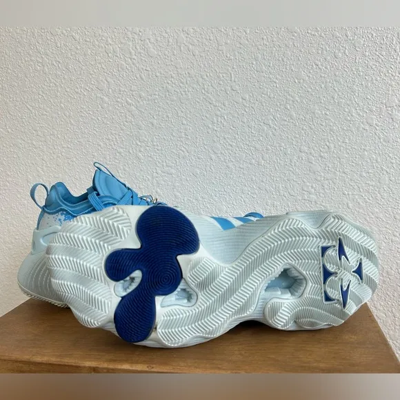NEW ADIDAS TRAE YOUNG 3 Basketball Sneakers KidsSize 5 1/2 BLUE