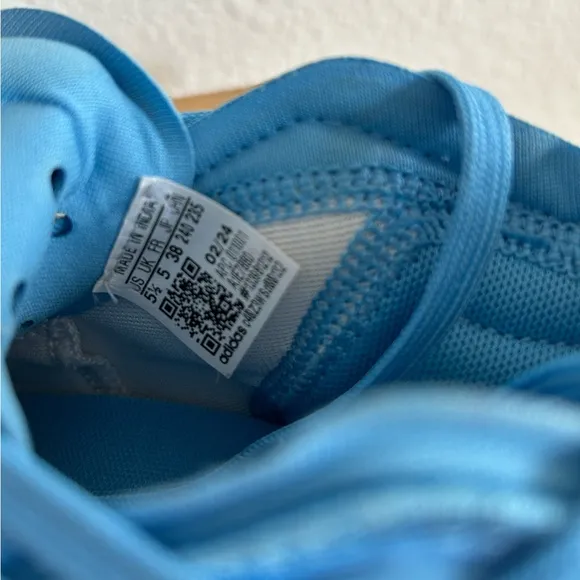 NEW ADIDAS TRAE YOUNG 3 Basketball Sneakers KidsSize 5 1/2 BLUE