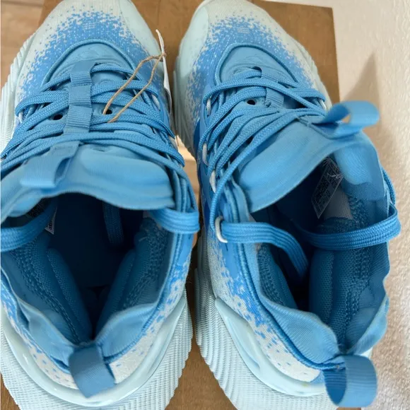 NEW ADIDAS TRAE YOUNG 3 Basketball Sneakers KidsSize 5 1/2 BLUE