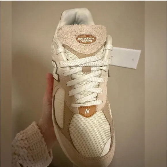 New Balance Beige and Cream Sneakers M8/W10 2002R