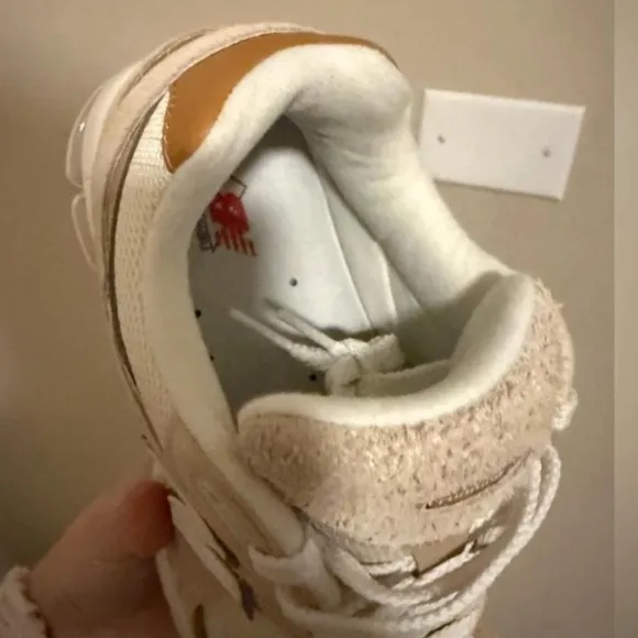 New Balance Beige and Cream Sneakers M8/W10 2002R