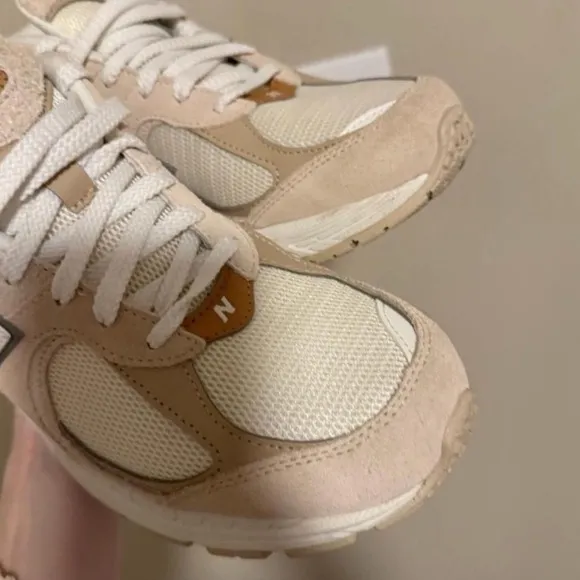 New Balance Beige and Cream Sneakers M8/W10 2002R