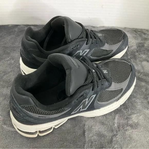New Balance Black and White Sneakers M GC2002BK Boys Size 7 08/2023