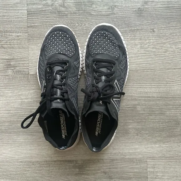 New Balance Black and White Sneakers Sz 11 super lightweight 🏃