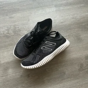 New Balance Black and White Sneakers Sz 11 super lightweight 🏃