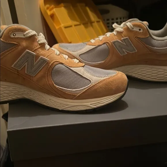 New Balance Men's Tan and Gray Sneakers