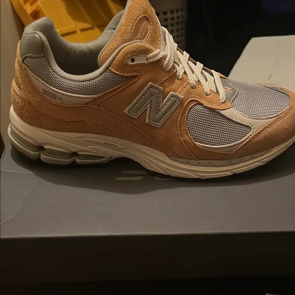New Balance Men's Tan and Gray Sneakers